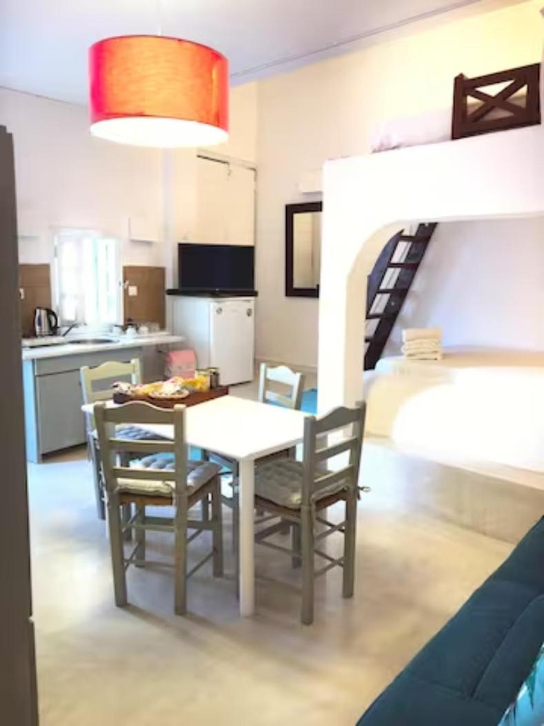 On An Island Suites & Apartments - Fira Екстериор снимка