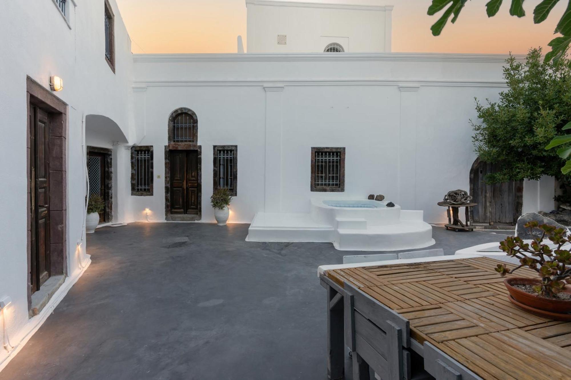 On An Island Suites & Apartments - Fira Екстериор снимка