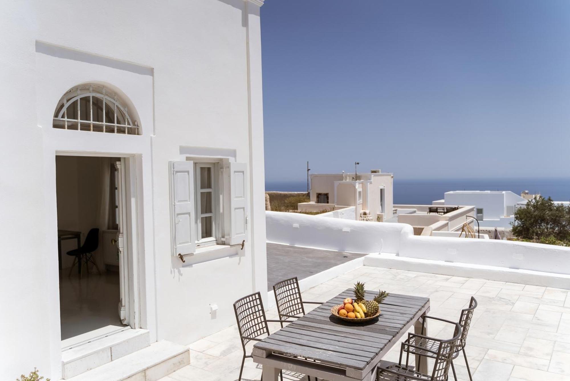 On An Island Suites & Apartments - Fira Екстериор снимка