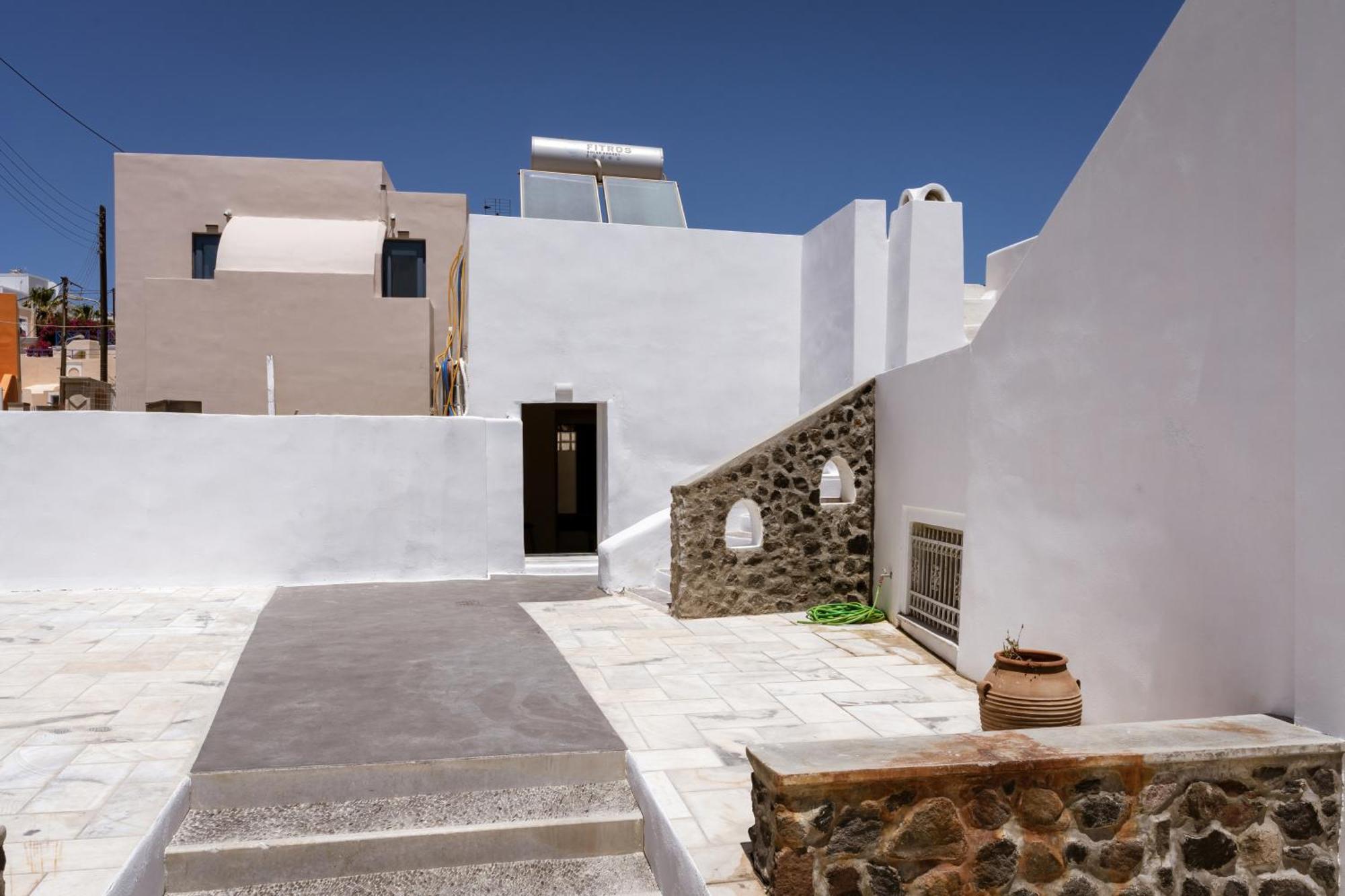 On An Island Suites & Apartments - Fira Екстериор снимка